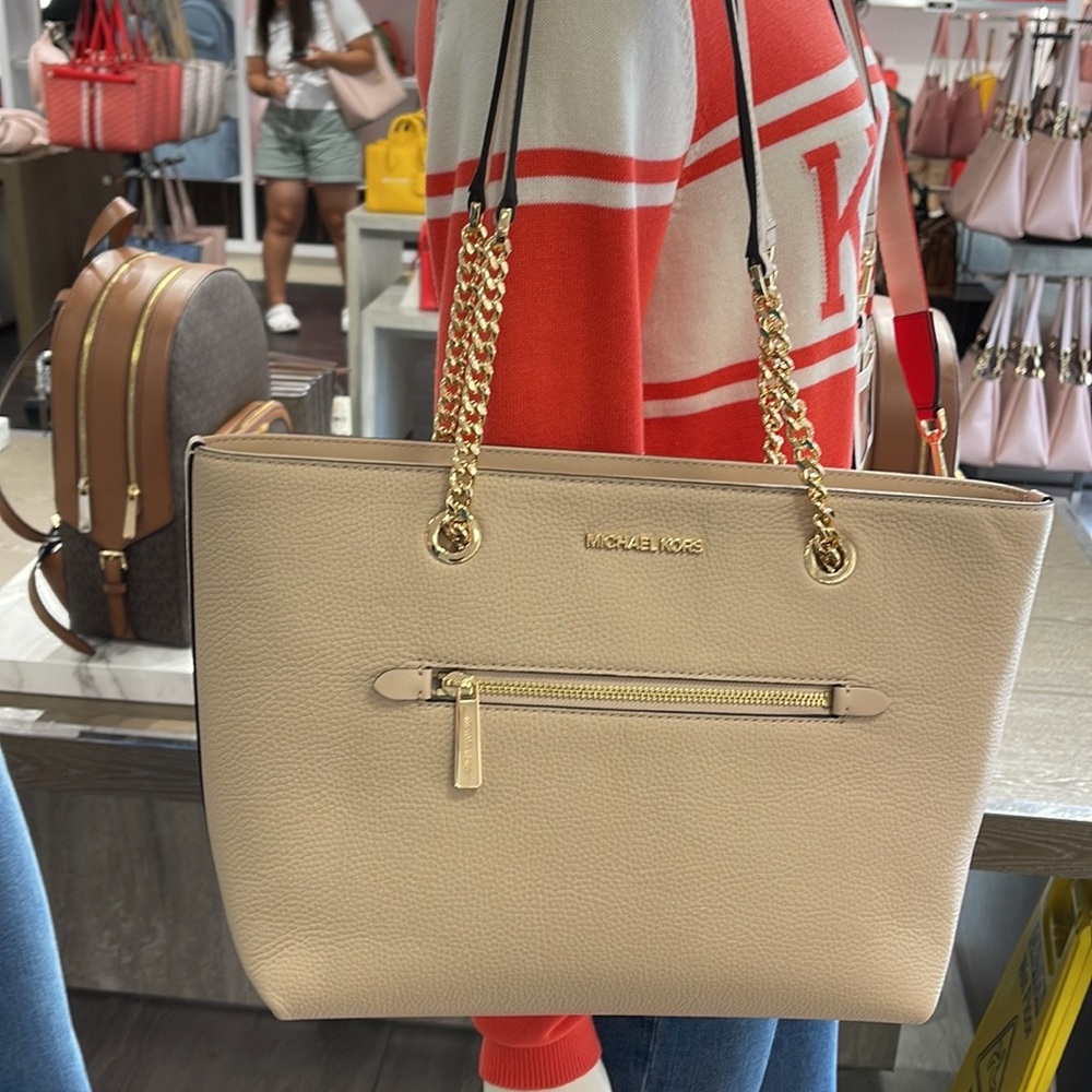 MICHAEL KORS
Jet Set Medium Front Zip Pebbled Leather Chain Tote Bag
Buff
NWT
